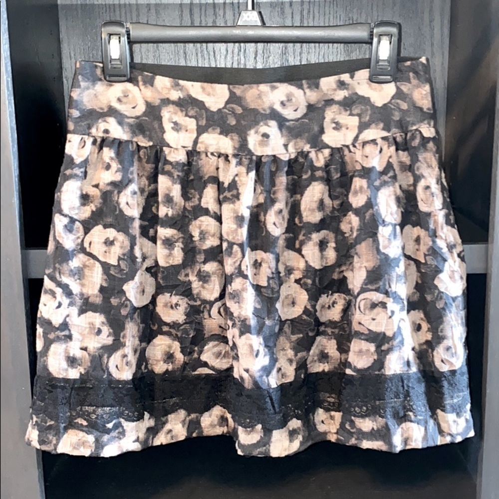STOOSHY Black & Cream Floral Stretch Waist Mini Skirt Size Small
